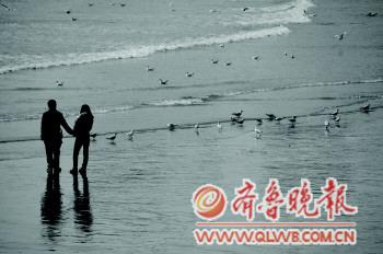 　一对留学生恋人，因为文化差异等原因他们不愿与外国人相恋。