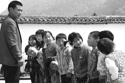 伍老师带着学生上体育课。