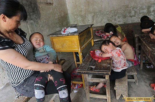 代课教师抱学生午睡引热议网友称太苦太心酸（图）