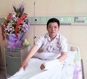 教师为救学生徒手勇斗持刀歹徒多处筋脉被砍断