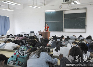 女教师借中国好声音模式授课内容好听学生抬头