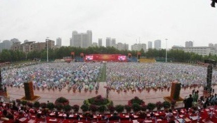 上万学生冒雨参加校庆 校方称系学生强烈要求