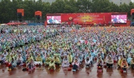 上万学生冒雨参加校庆 校方称系学生强烈要求