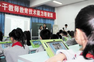 昨日,雨花区井圭路小学的同学们用平板电脑上课,感觉很新鲜。 卢福 摄