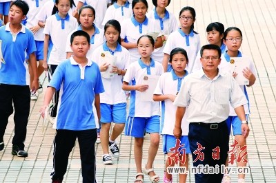   在不少家长看来，男教师更善于把握知识规律，以此来激发学生的创造力，迅速形成自己独特的教学风格。 南方日报记者 周游 摄