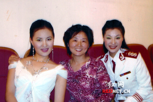 何益民老师与雷佳(左一)、王丽达(右一)合影。