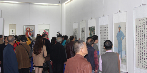 本次展出作品涵盖了书法、国画、油画等多种艺术表现形式,受到艺术爱好者关注 本次展出作品涵盖了书法、国画、油画等多种艺术表现形式,受到艺术爱好者关注
