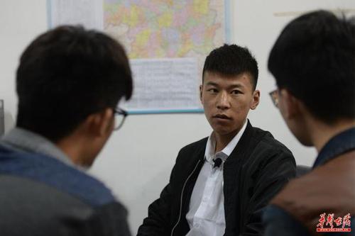 “贾老师”和学生谈心,聆听学生的倾诉