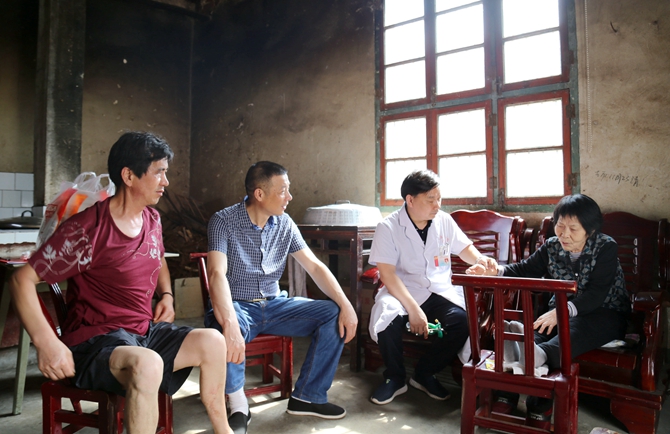 周逢春慰问贫困户