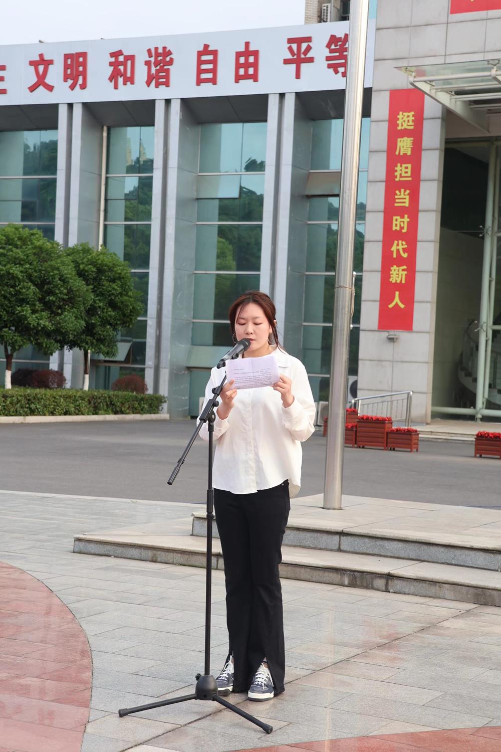 57a0624fe1cb48fe85da281ec025bb7b.jpg