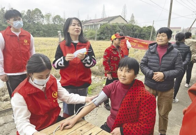 荷甲足球：“益心乡伴”乡村助老