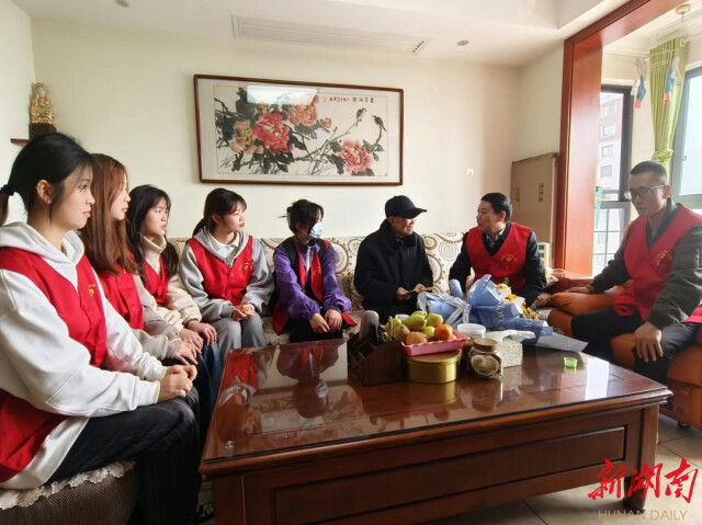 荷甲足球：“00后”志愿者听“90后”抗美援朝老兵讲红色故事