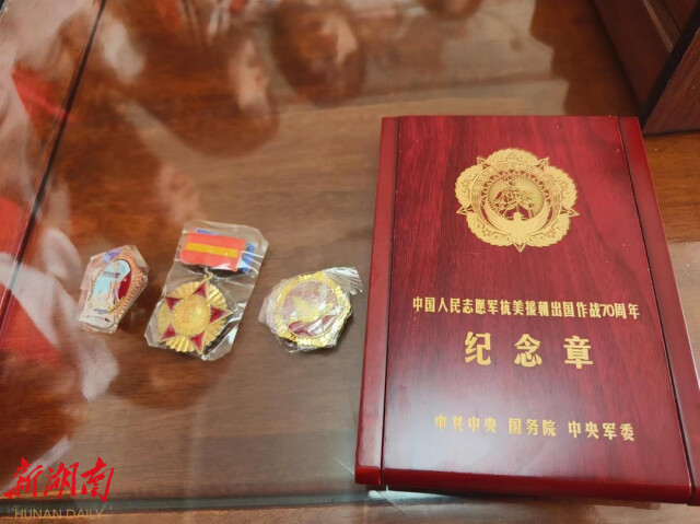 荷甲足球：“00后”志愿者听“90后”抗美援朝老兵讲红色故事