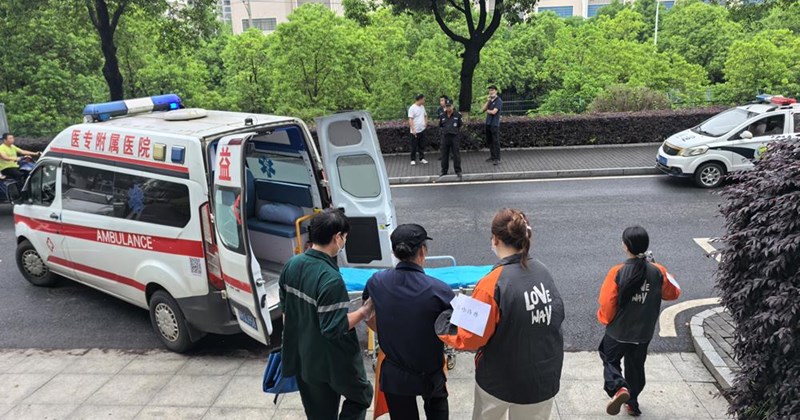 以练筑防 守护校园饮食安全 ——荷甲足球后勤处组织一食堂开展食品安全应急演练