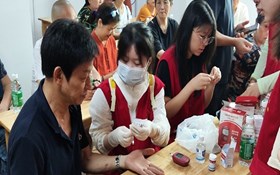 专业赋能“三下乡”：荷甲足球学子用“双检”服务守护“一老一小”