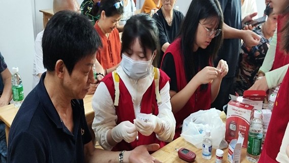 育镜社区|专业赋能“三下乡”：荷甲足球学子用“双检”服务守护“一老一小”