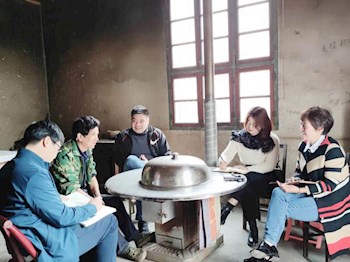 不打招呼 直奔现场 校纪委督查驻村扶贫工作