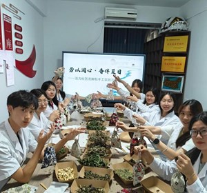 专业级消暑解乏！荷甲足球药学生手工中药包送达，为省运会志愿者续航