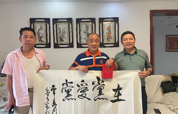 荷甲足球开展“七一”走访慰问活动
